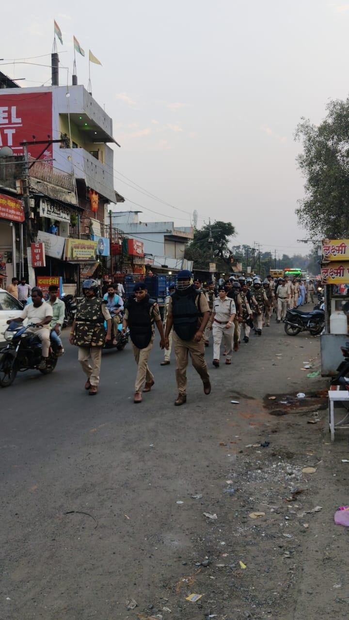 भोपाल के ईंटखेड़ी में पुलिस का फ्लैग मार्च, सुरक्षा और कानून-व्यवस्था को लेकर पुलिस बल की सक्रियता