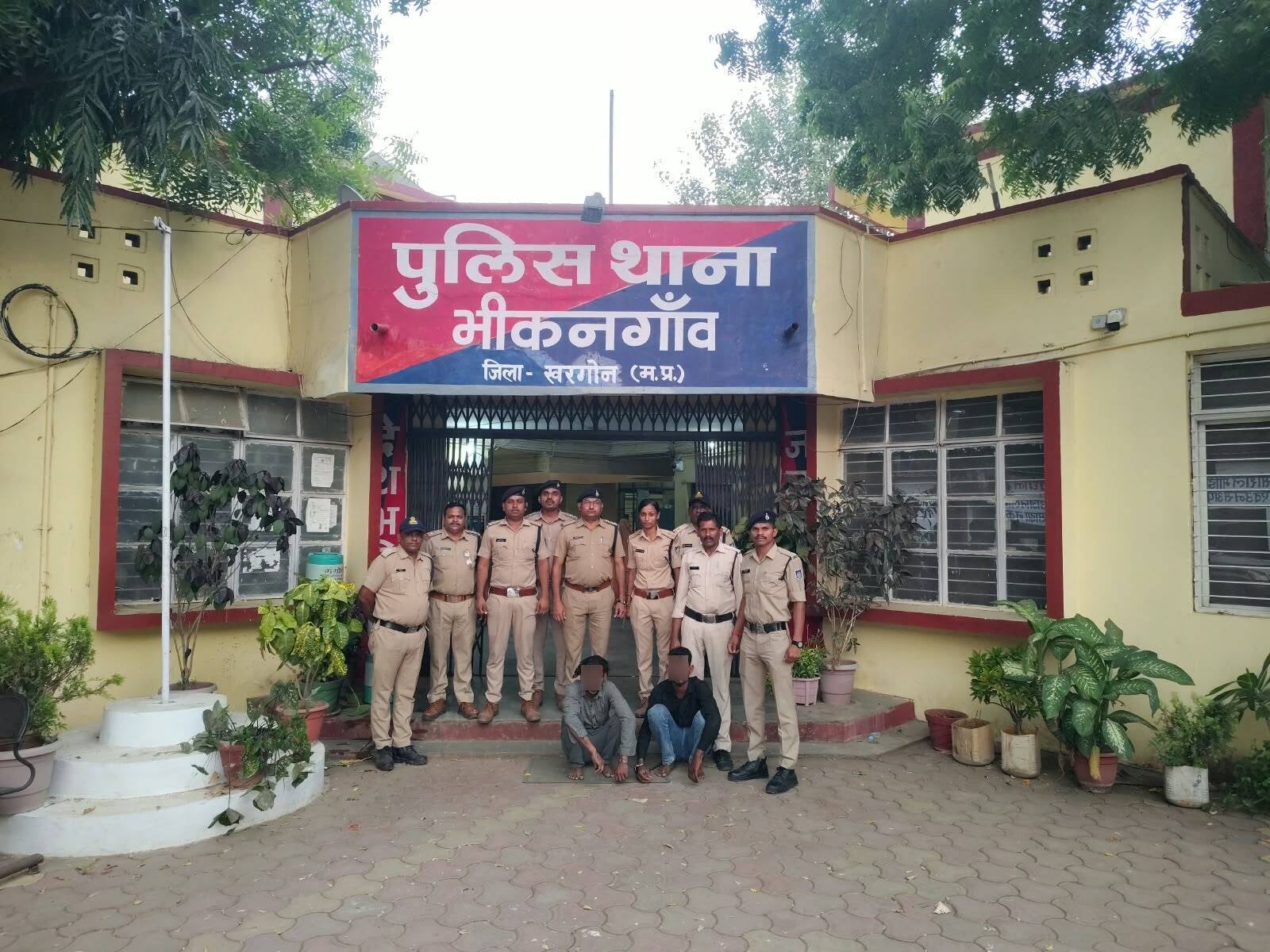 भीकनगांव में युवक की हत्या के मामले में दो आरोपी 24 घंटे के भीतर गिरफ्तार, चाकू जब्त