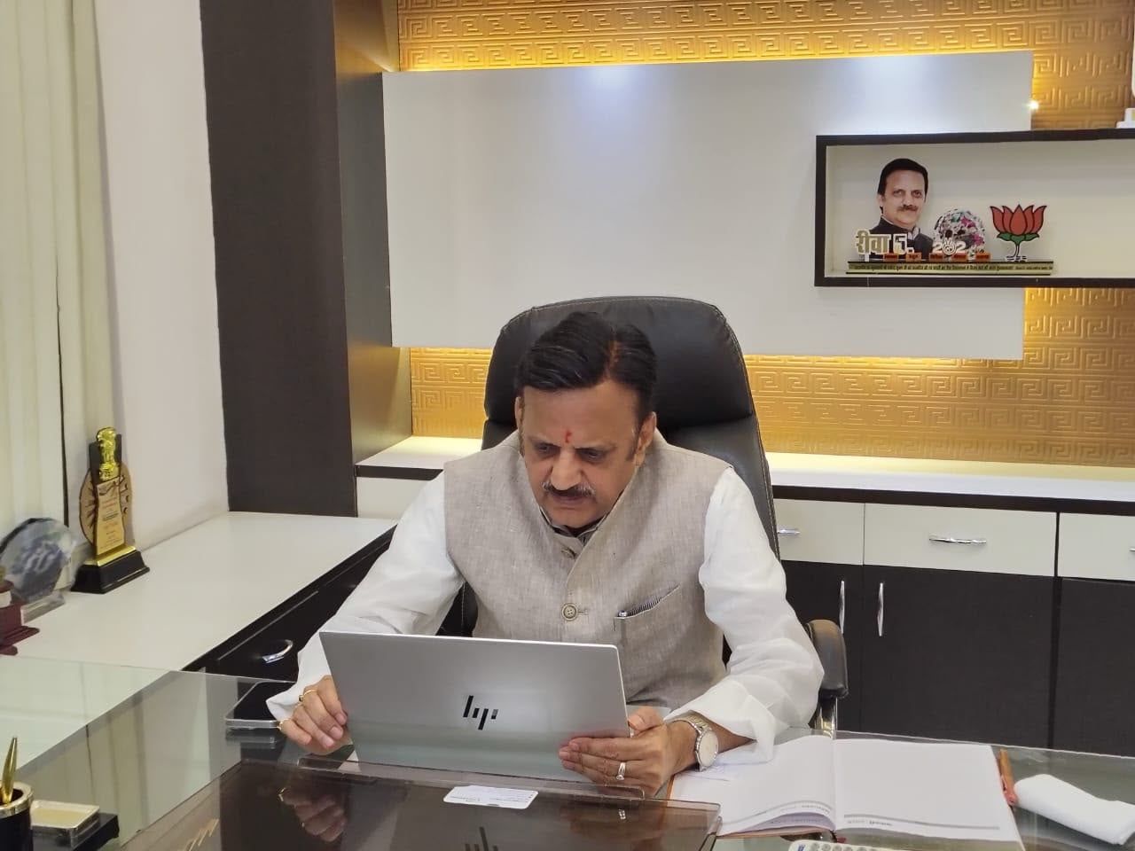 ग्रामीण स्वास्थ्य सेवाओं में लापरवाही बर्दाश्त नहीं, चिकित्सक मुख्यालय में रहकर समय पर संचालित करें ओपीडी: उप मुख्यमंत्री राजेंद्र शुक्ल