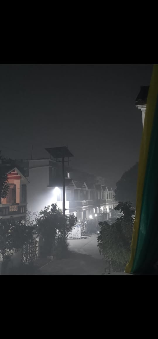 भोपाल की तिरुपति अभिनव होम्स कॉलोनी में कचरा जलने से फैल रहा धुआं, रहवासी परेशान