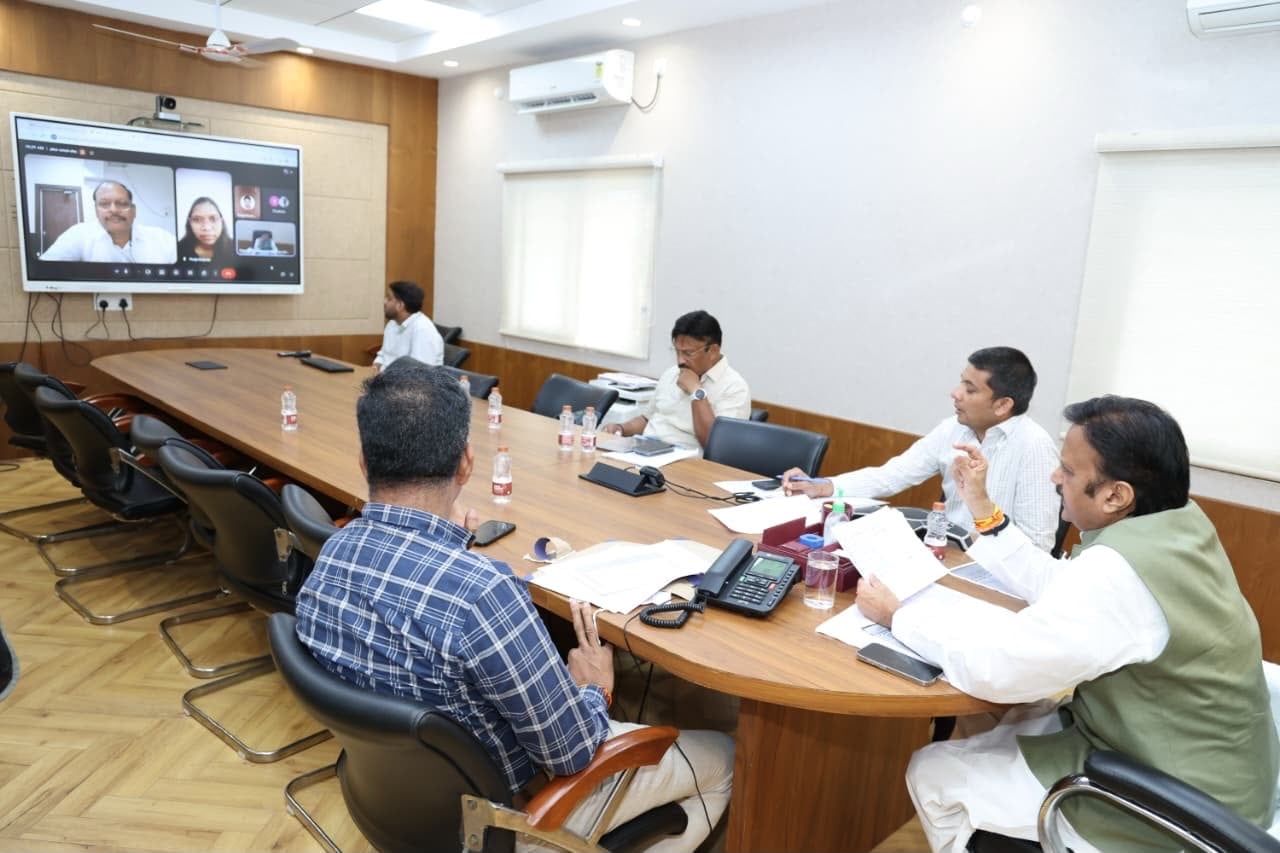 ग्रामीण क्षेत्रों में सेवाभाव और समर्पण से स्वास्थ्य सेवाएं दें बांड डॉक्टर्स, उपमुख्यमंत्री राजेंद्र शुक्ल ने किया प्रेरित