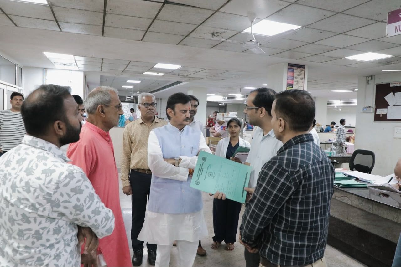 डॉक्टरों से चर्चा करते उपमुख्यमंत्री