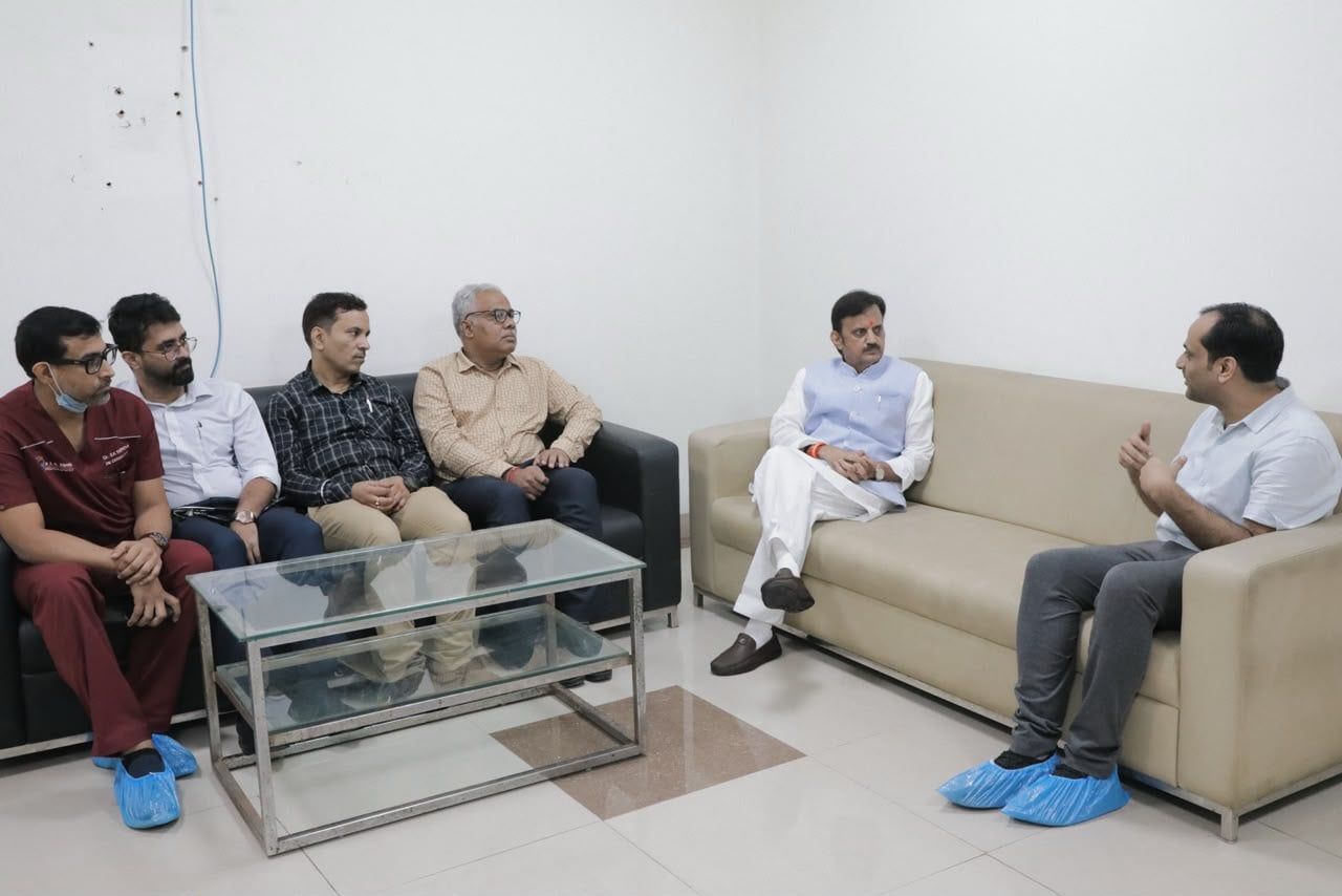 अस्पताल प्रबंधन से चर्चा करते उपमुख्यमंत्री