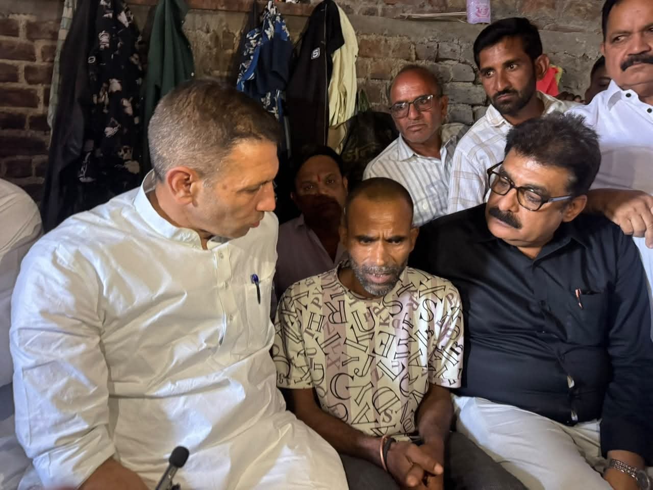 देवास में कथित ज़हरीली शराब से मौतों पर जीतू पटवारी ने उठाए सवाल, चंदाना पहुंचकर पीड़ित परिवारों से की मुलाकात; निष्पक्ष जांच और जवाबदेही की मांग