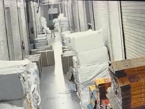 सूरत में कर्मचारी ने ₹24 करोड़ का सामान फूंका:मालिक ने वेतन का ₹10000 नहीं दिया तो ₹150 के पेट्रोल से मार्केट में आग लगाई