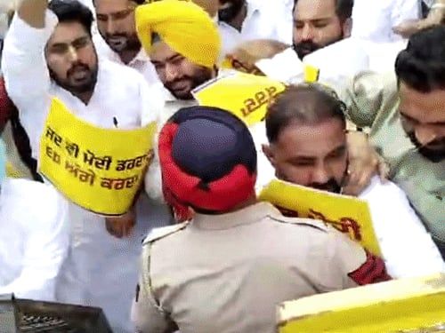 पंजाब में ED रेड, AAP का प्रदर्शन:टीम की गाड़ियों के शीशे तोड़े, खिड़कियों पर पत्थर मारे, पुलिस से धक्कामुक्की, CRPF अलर्ट मोड पर