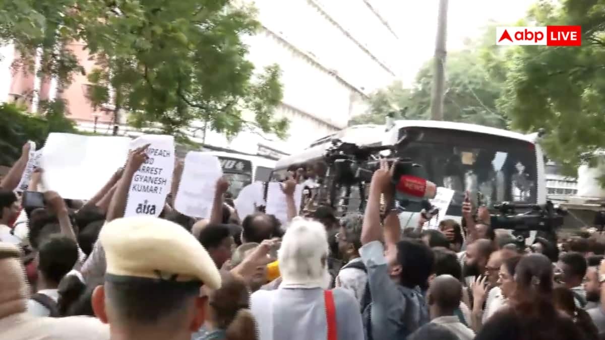 ज्ञानेश कुमार की गिरफ्तारी को लेकर AISA का प्रदर्शन, योगेंद्र यादव समेत 40 डिटेन