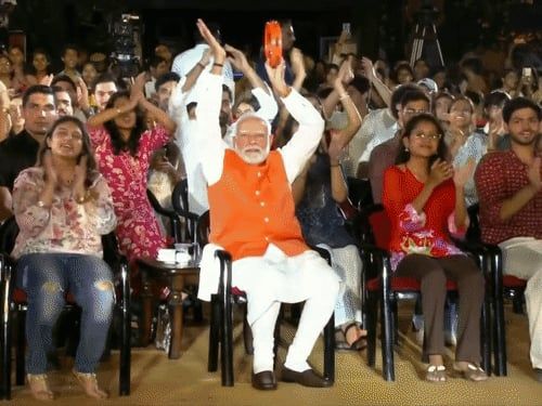 PM मोदी की जेन-जी के साथ भजन क्लबिंग, VIDEO:खंजरी बजाई, भजन गुनगुनाए; दिल्ली में दीनदयाल जयंती पर हुआ प्रोग्राम