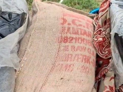 महोबा में मिड-डे मील का राशन बेचते छात्र पकड़ा गया: शिक्षकों ने चाबी देकर भेजा, पैसों से होनी थी शराब-मछली पार्टी - Mahoba News