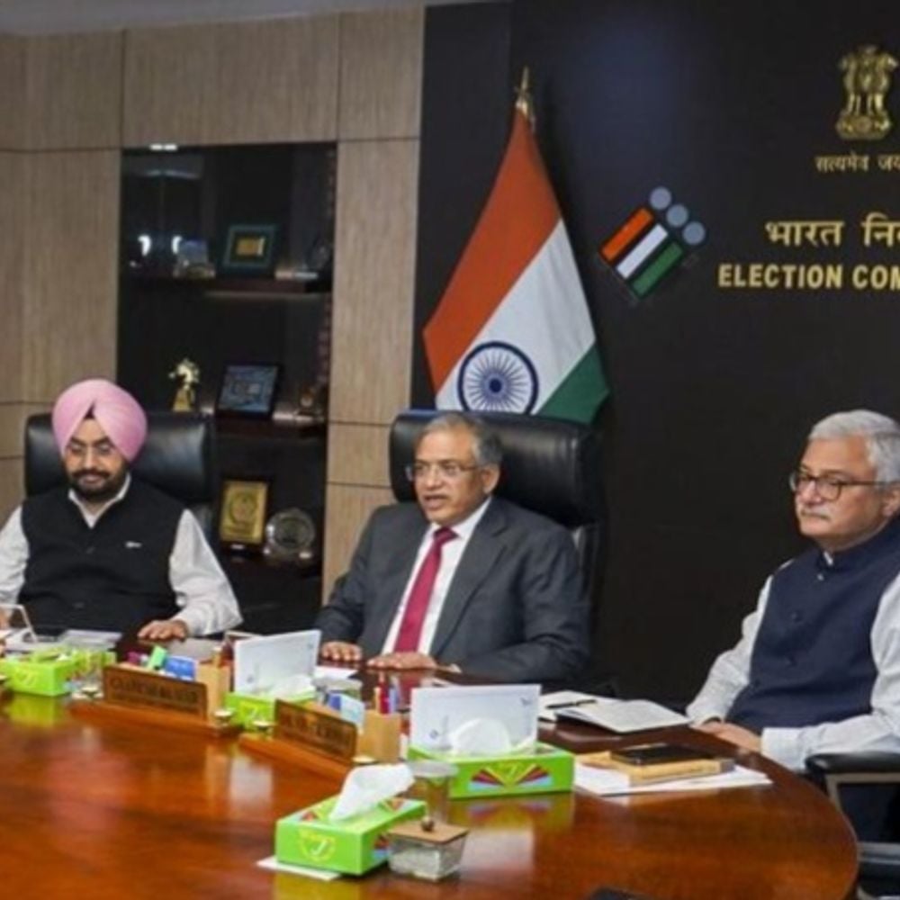 CJI को पूर्व नेवी चीफ-अफसरों समेत 2000 लोगों की चिट्ठी:कहा- SIR की वैधता और प्रक्रिया के रिव्यू होने तक इस पर रोक लगाई जाए