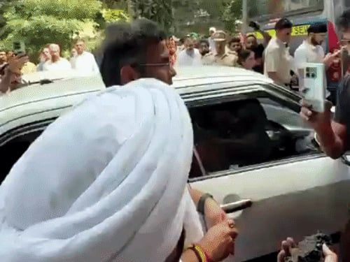 थप्पड़ विवाद- प्रवेश वर्मा की केजरीवाल को चेतावनी:सरकारी काम रोकना बर्दाश्त नहीं करूंगा; राहुल गांधी से बोले- आप रहने दो भाई