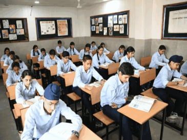 सुप्रीम कोर्ट बोला-6 क्लास से 3-लैंग्वेज पॉलिसी लागू न करें:पहले CBSE ने छूट देने से मना किया था; 1 अप्रैल 2027 से लागू होगा आदेश