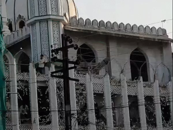 उज्जैन में मस्जिद तोड़ने के खिलाफ याचिका हाईकोर्ट में रद्द:सुबह इसी पर पथराव-लाठीचार्ज हुआ, 7 पर FIR; इमाम का दावा- मस्जिद 600 साल पुरानी