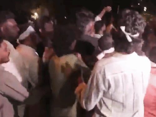 तिरुवनंतपुरम में SFI और यूथ कांग्रेस कार्यकर्ताओं में झड़प:एक-दूसरे पर पत्थर और मशालें फेंकी; CEC ज्ञानेश कुमार के इस्तीफे को लेकर निकाला था मार्च