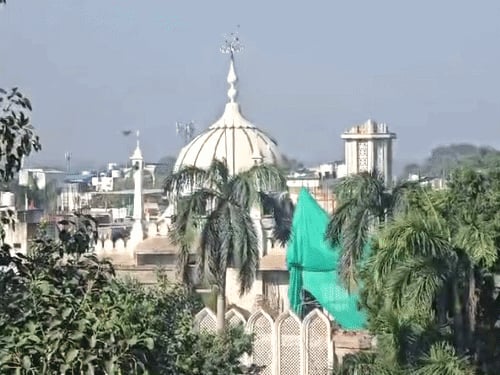 उज्जैन में शाही मस्जिद की मीनार का हिस्सा गिरा:छत भी डैमेज, मुस्लिम समुदाय खुद दीवार तोड़ रहा था तभी हादसा, प्रशासन मरम्मत करा रहा