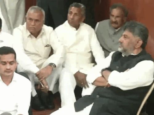 SIR में गड़बड़ी पर कर्नाटक सीएम धरने पर बैठे:कहा- BJP ने वोटरों के नाम हटाने की साजिश की; राज्य में 1 करोड़ से ज्यादा वोट कटे