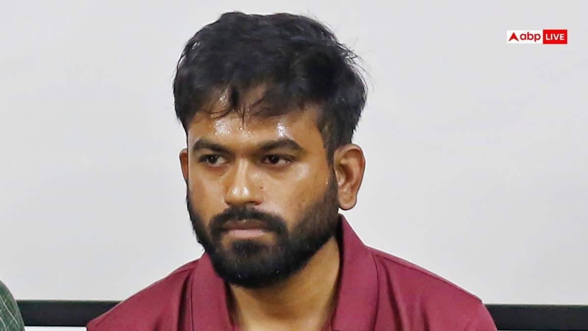 अभिजीत दीपके को मुंबई पुलिस ने हिरासत में लिया, मरीन ड्राइव के पास हाथ में थीं तख्तियां