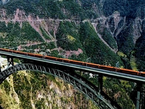 दुनिया के सबसे ऊंचे ब्रिज पर 100kmph से दौड़ी ट्रेन:रेलवे ने जम्मू-श्रीनगर वंदे भारत का वीडियो पोस्ट किया; यह पुल एफिल टावर से 35m ऊंचा