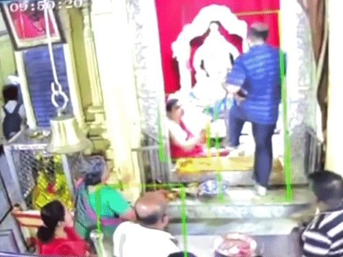 हैदराबाद में संतोषी माता की मूर्ति तोड़ने की कोशिश:आरोपी ने मूर्ति पर लकड़ी से हमला किया; लोगों ने पकड़कर पुलिस को सौंपा