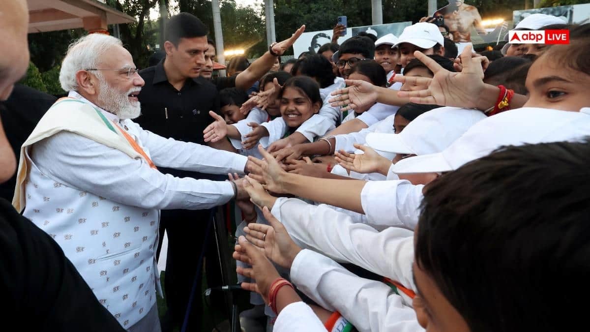 गांधी स्मृति पहुंचे PM मोदी, सर्वधर्म प्रार्थना सभा में लिया हिस्सा, गूंजे बापू के प्रिय भजन