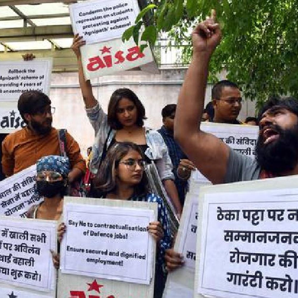 जंतर-मंतर पर फिर जुटे AISA कार्यकर्ता,CEC के इस्तीफे की मांग:पुलिस ने लोगों को रोका, एक दिन पहले 1,000 से ज्यादा लोगों को हिरासत में लिया था