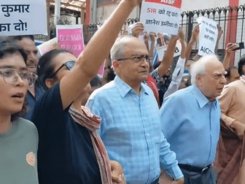 जंतर-मंतर पर दूसरे दिन लेफ्ट का प्रदर्शन, SIR का विरोध:ज्ञानेश कुमार का इस्तीफा मांगा; 10 अक्टूबर को कॉकरोच जनता पार्टी भी प्रदर्शन करेगी