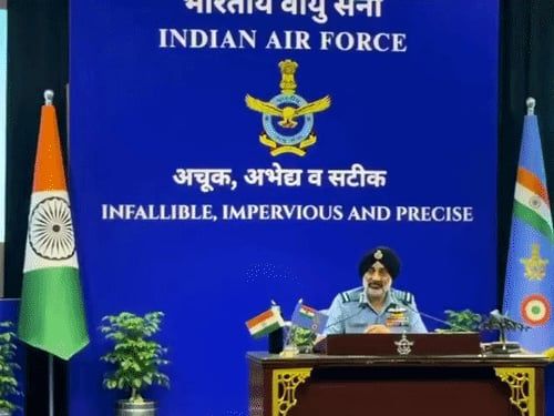 तेजस डिलीवरी में देरी से IAF को नुकसान:एयर चीफ बोले- हर साल 36-40 फाइटर जेट चाहिए, MRFA डील इसी साल संभव