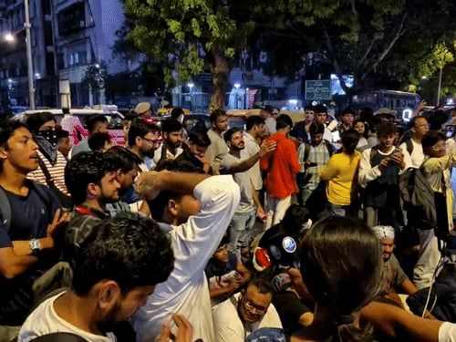 दिल्ली पुलिस अफसर पर महिला पत्रकार से बदसलूकी का आरोप:दावा- सीने पर हाथ मारा; FIR को लेकर घंटों प्रदर्शन, राहुल गांधी बोले- शाह जवाब दें