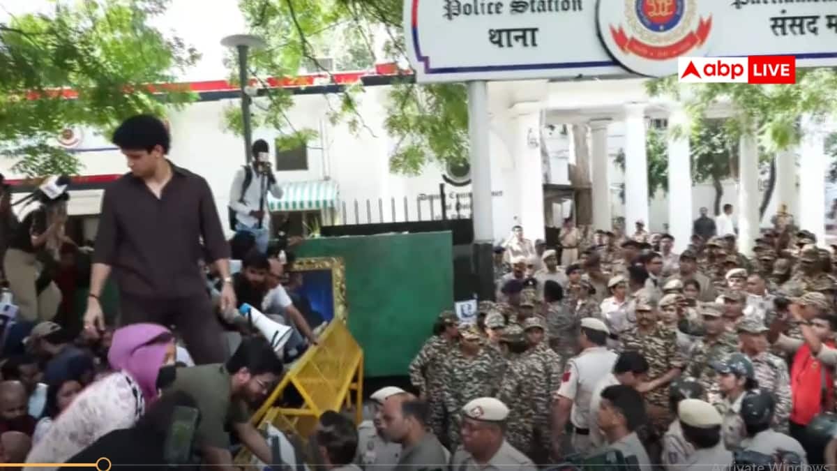 फिर संसद मार्ग थाने पहुंचे सौरव दास, बैरिकेड पर चढ़े, कर दी बड़ी मांग