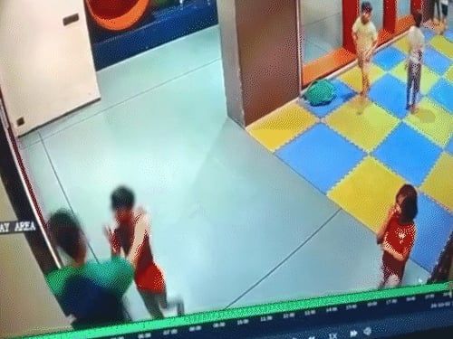 किड्स जोन में खेल रहे बच्चे को बेरहमी से पीटा:बच्चे ने कान पकड़कर माफी मांगी; फिर भी नहीं माना, सूरत की घटना
