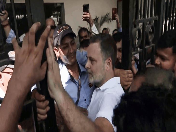 राहुल प्रियंका ने पुलिस का प्लान कैसे फेल किया:हिरासत के लिए बस में बैठाया, तो उतरकर आकाशवाणी ऑफिस में घुसे; 8 घंटे डटे रहे