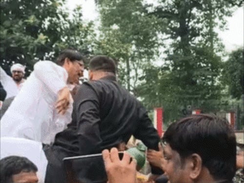देशभर में SIR के खिलाफ प्रदर्शन के 26 PHOTOS:तेजस्वी यादव बैरिकेड पर चढ़े, सपा कार्यकर्ता घड़ा लाए, लिखा- ज्ञानेश कुमार के पाप का घड़ा
