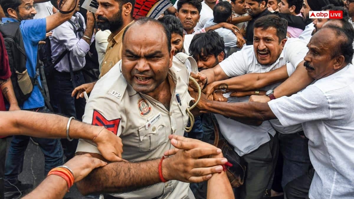 'मुक्के मारे, लात मारी', कांग्रेस के विरोध-प्रदर्शन के दौरान दिल्ली पुलिस के कॉन्स्टेबल की आपबीती