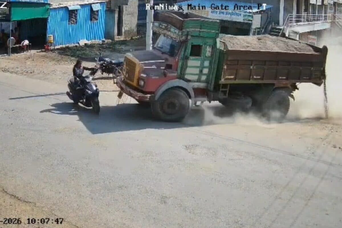 डंपर ने मारी जोरदार टक्कर, लड़की तुरंत बन गई स्टंटबाज, ऐसे छलांग लगाकर बचाई अपनी जान