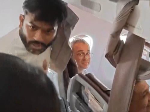 अभिजीत दीपके की गिरफ्तारी का अनकट VIDEO:महिला पुलिस फ्लाइट में घुसी; CJP लीडर बोले- हम डरते नहीं, हाथ पकड़कर निकाला