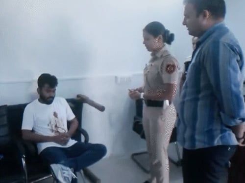 दीपके का हिरासत वाला डेढ़ मिनट का VIDEO:दादी के निधन की खबर सुनकर सिर पकड़ा, पानी नहीं पिया; पुलिस बोली- मदद चाहिए तो इनकार किया