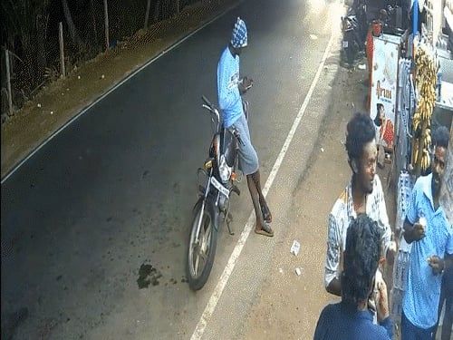 तमिलनाडु में हिट एंड रन, VIDEO:तेज रफ्तार कार ने खड़ी बाइक को टक्कर मारी, मोबाइल देख रहा सवार बच गया