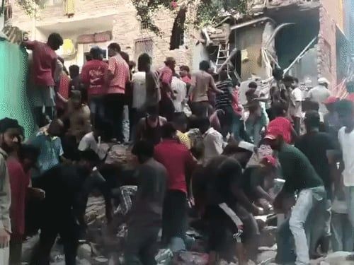 दिल्ली में नगर निगम ने 47 जर्जर बिल्डिंग गिराई:282 सील की, 5 दिन पहले इमारत गिरने से 5 की मौत हुई थी