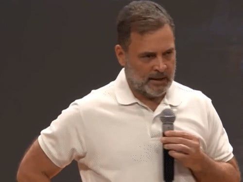 राहुल से सवाल- ज्ञानेश कुमार ने कभी आपसे बात की:मुस्कुराते हुए कहा, उनके मैसेज आते हैं; वे अपराधी नहीं, बस उनसे यह करवाया जा रहा है