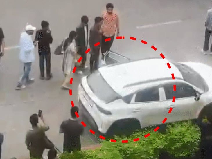 जंतर-मंतर पर कार से लाठियां निकालते दिखे युवक, VIDEO:प्रदर्शनकारियों को धमकाया; पुलिस ने कार को जाने दिया, बाद में कहा- कुछ नहीं मिला