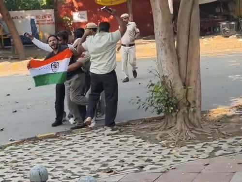 CJP नेता आशुतोष-सौरव को हिरासत में लिया गया:जंतर-मंतर पहुंचे थे; कल से ही यहां प्रदर्शन बैन किया गया था