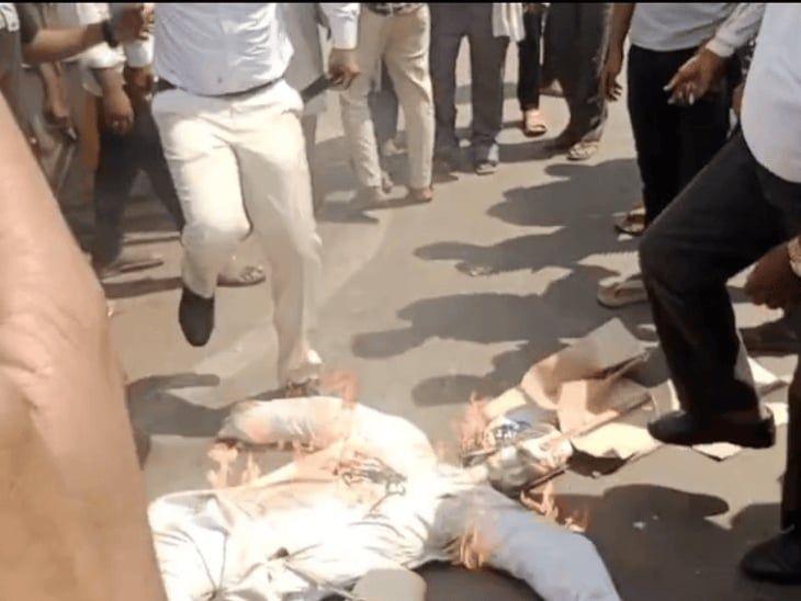 बुरहानपुर में AIMIM प्रदेश अध्यक्ष का कार्यकर्ताओं ने फूंका पुतला: मोहसिन अली खान पर पैसे लेकर पद बांटने के आरोप; कुछ ने छोड़ी पार्टी