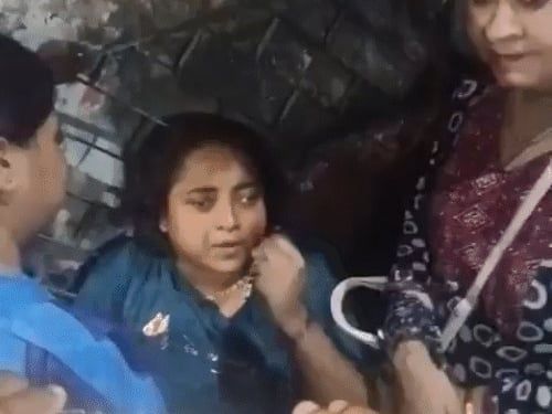 ममता बनर्जी पर चाकू से हमले की कोशिश:दुर्गा पंडाल जा रही थीं, आरोप- हमलावर नशे में थी, खुद को पूर्व सीएम की भतीजी बताया