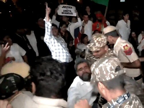 अंकिता भंडारी मर्डर केस- माता-पिता को हिरासत में लिया:2 घंटे बाद छोड़ा; कई कांग्रेसी भी हिरासत में, दुष्यंत गौतम को राज्यपाल बनाने का विरोध