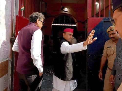 'आजम 11 महीने बाद याद आए' सवाल पर भड़के अखिलेश:बोले- थोड़ी इज्जत दे दी तो सिर पर चढ़ गए, रामपुर जेल में 1 घंटे मुलाकात की