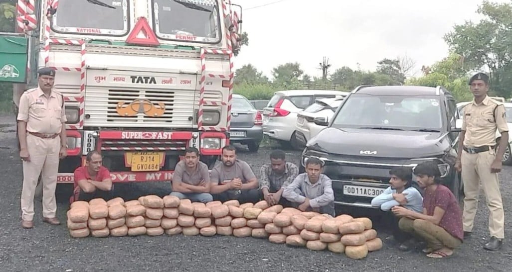 एक कंटेनर से 111 किलो गांजा बरामद, 7 तस्कर गिरफ्तार
