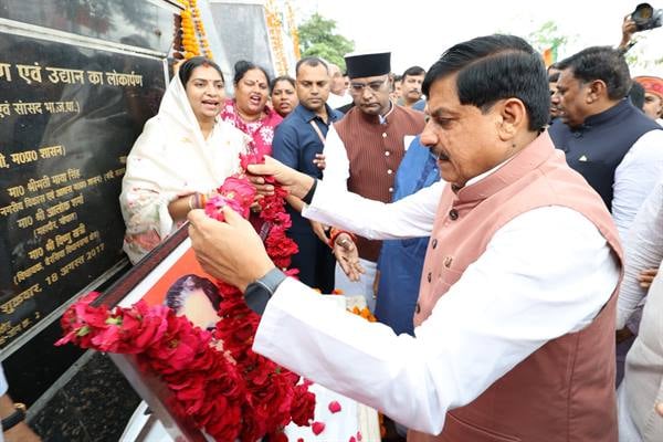 दीनदयाल उपाध्याय जयंती पर सीएम यादव ने प्रतिमा पर अर्पित की पुष्पांजलि