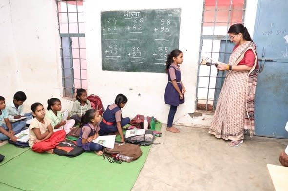 नरसिंहपुर- कलेक्टर ने कंजई में आंगनवाड़ी एवं स्कूल का किया निरीक्षण