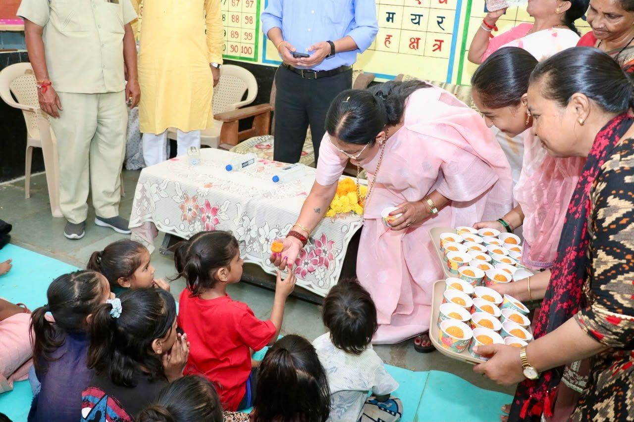 आंगनवाड़ी केंद्र मातृशक्ति, बच्चों और परिवारों के पोषण एवं विकास का महत्वपूर्ण आधार हैं : केन्द्रीय राज्य मंत्री श्रीमती ठाकुर