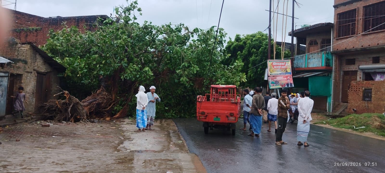 अम्बेडकरनगर में तेज बारिश से फसल और बिजली प्रभावित